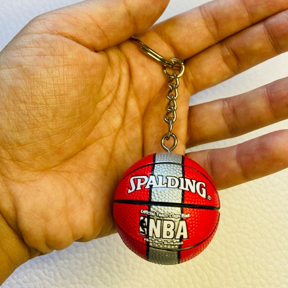 NBA Chicago Bulls Ball Keychain High Quality New - Picture 1 of 3